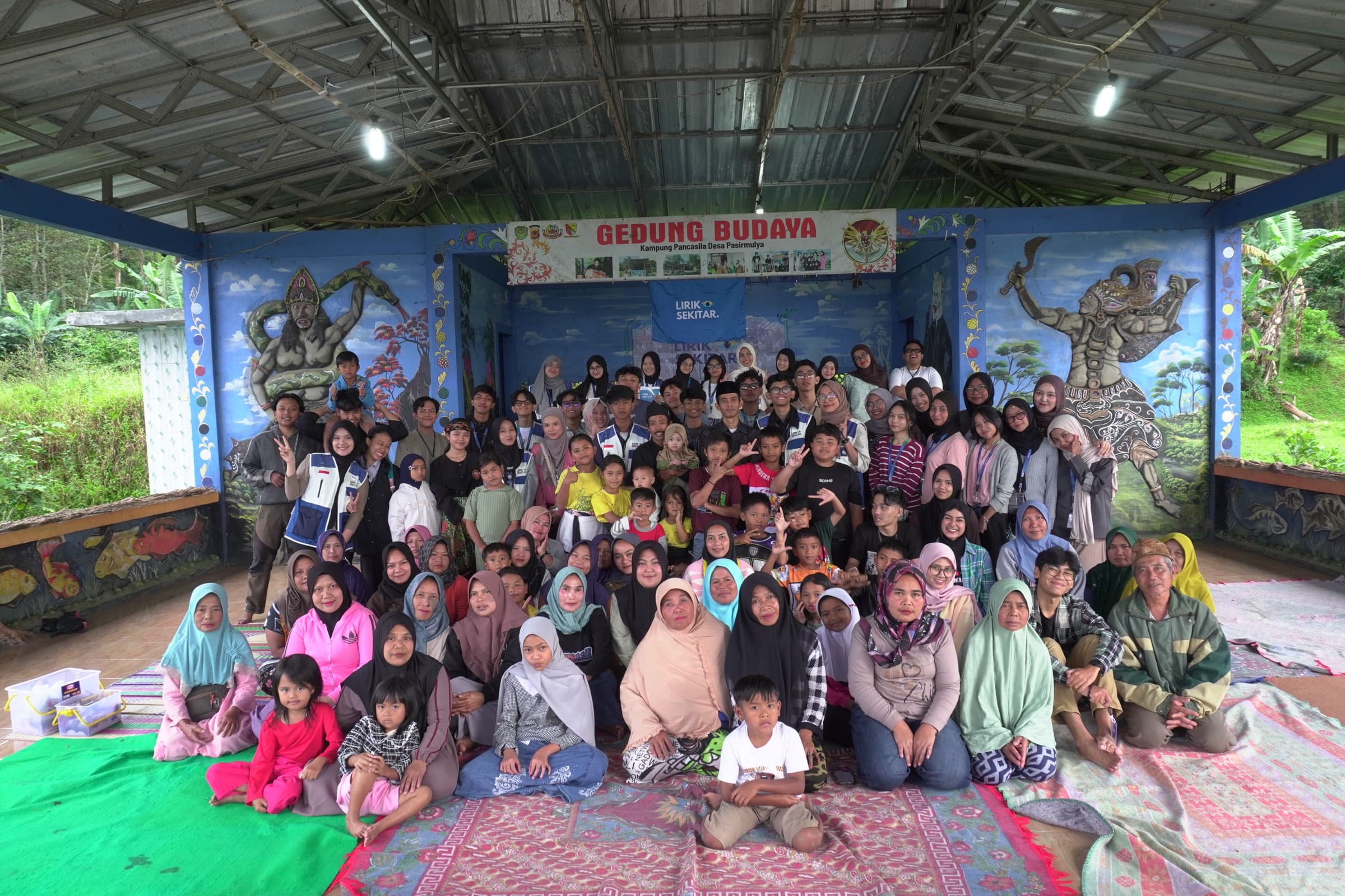 Relawan Lirik Sekitar bersama warga dan anak-anak dampingan